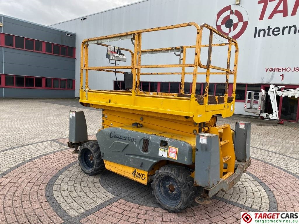Haulotte Compact 12DX Diesel 4x4 Scissor Work Lift 1206cm - Кревач ножица: слика 4 Haulotte Compact 12DX Diesel 4x4 Scissor Work Lift 1206cm - Кревач ножица: слика 4