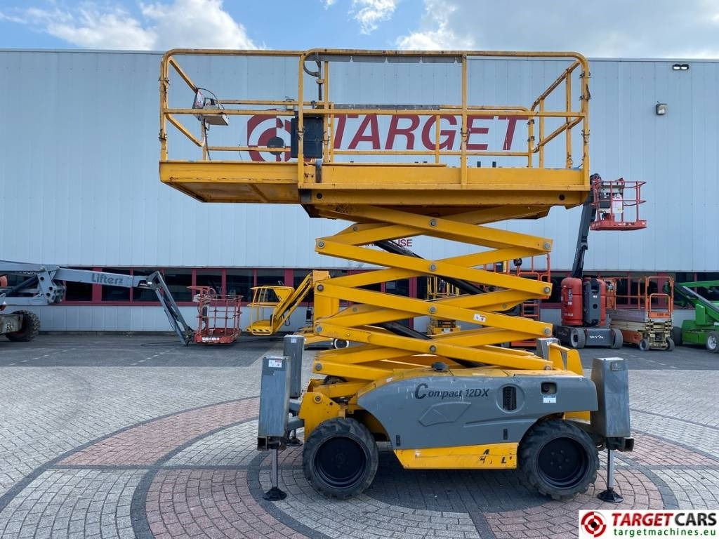 Haulotte Compact 12DX Diesel 4x4 Scissor Work Lift 1206cm - Кревач ножица: слика 5 Haulotte Compact 12DX Diesel 4x4 Scissor Work Lift 1206cm - Кревач ножица: слика 5