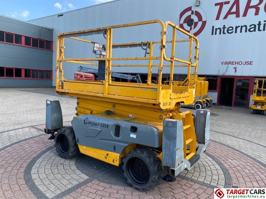 Haulotte Compact 12DX Diesel 4x4 Scissor Work Lift 1206cm - Кревач ножица: слика 4 Haulotte Compact 12DX Diesel 4x4 Scissor Work Lift 1206cm - Кревач ножица: слика 4