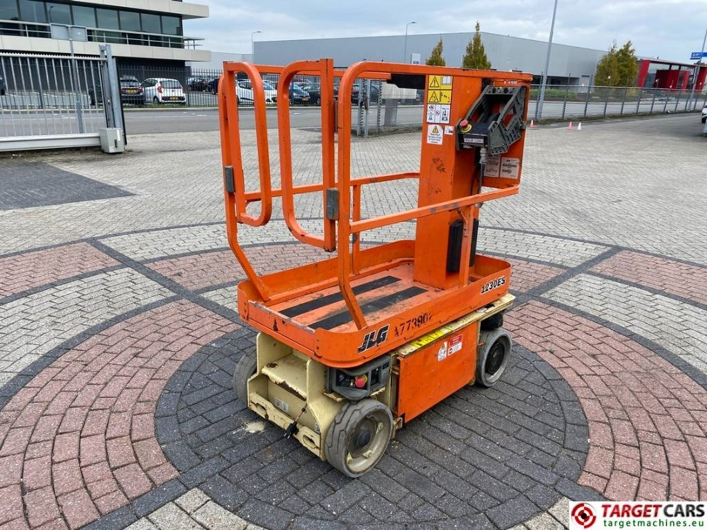 JLG 1230ES Electric Vertical Mast Work Lift 566cm  - Вертикален јарболски подигнувач: слика 3 JLG 1230ES Electric Vertical Mast Work Lift 566cm  - Вертикален јарболски подигнувач: слика 3