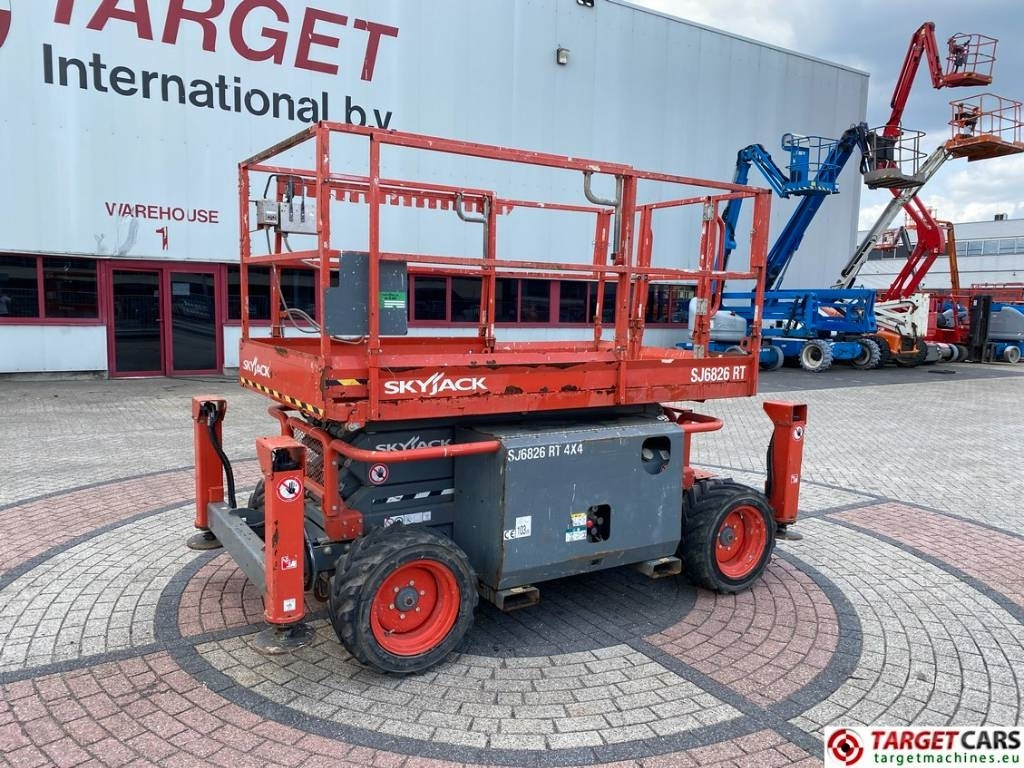SkyJack SJ6826 RT Diesel 4x4 Scissor 6826 Work Lift 992cm - Кревач ножица: слика 1 SkyJack SJ6826 RT Diesel 4x4 Scissor 6826 Work Lift 992cm - Кревач ножица: слика 1