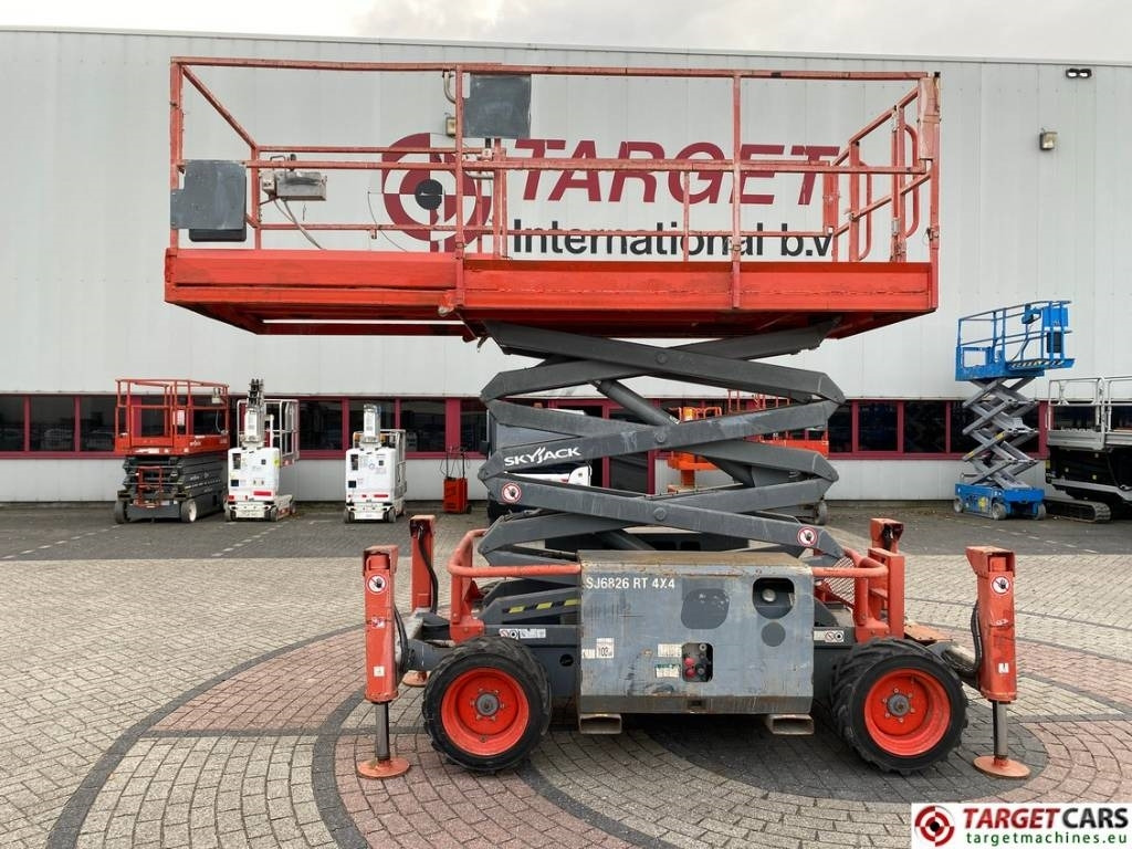 SkyJack SJ6826 RT Diesel 4x4 Scissor Work Lift 992cm - Кревач ножица: слика 5 SkyJack SJ6826 RT Diesel 4x4 Scissor Work Lift 992cm - Кревач ножица: слика 5