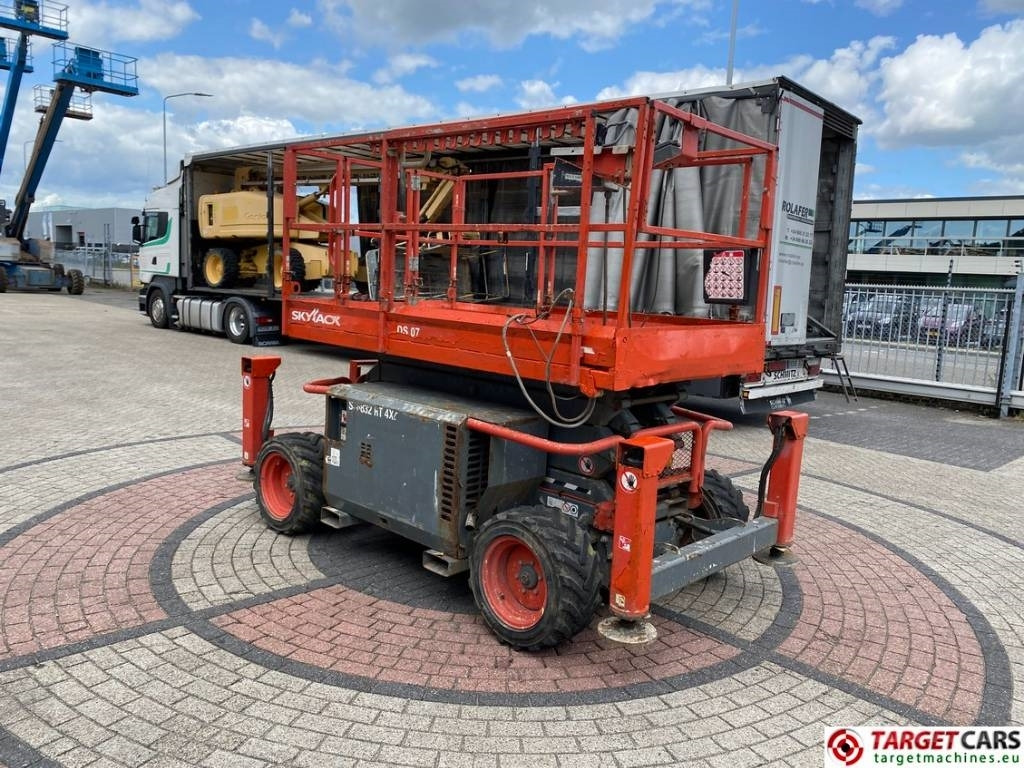 SkyJack SJ6832 RT 6832 Diesel 4x4 Scissor Work Lift 1180cm - Кревач ножица: слика 2 SkyJack SJ6832 RT 6832 Diesel 4x4 Scissor Work Lift 1180cm - Кревач ножица: слика 2