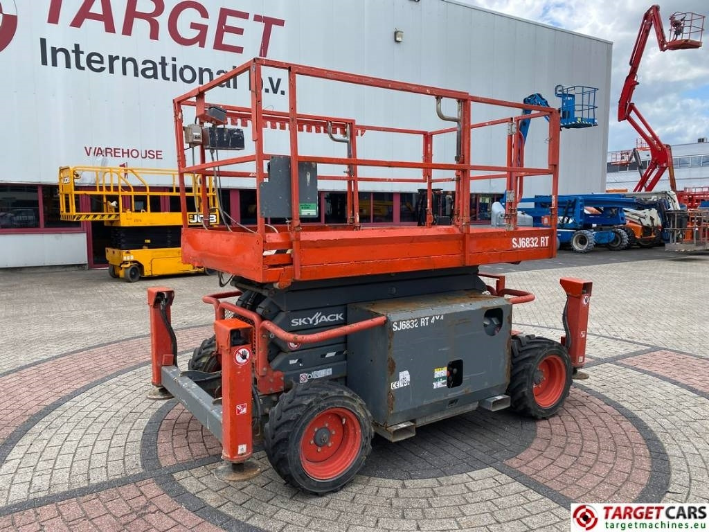 SkyJack SJ6832 RT 6832 Diesel 4x4 Scissor Work Lift 1180cm - Кревач ножица: слика 1 SkyJack SJ6832 RT 6832 Diesel 4x4 Scissor Work Lift 1180cm - Кревач ножица: слика 1