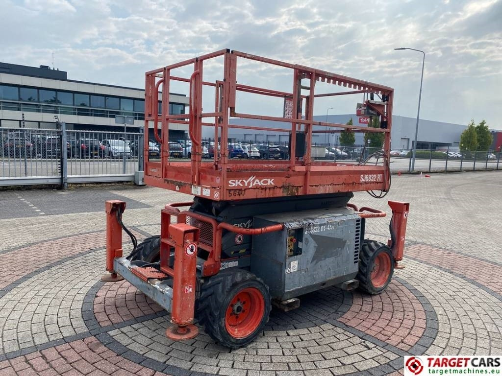 SkyJack SJ6832 RT Diesel 4x4 Scissor Work Lift 1180cm - Кревач ножица: слика 3 SkyJack SJ6832 RT Diesel 4x4 Scissor Work Lift 1180cm - Кревач ножица: слика 3