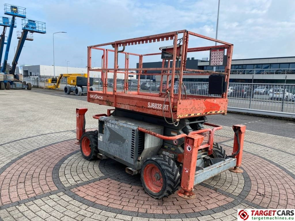 SkyJack SJ6832 RT Diesel 4x4 Scissor Work Lift 1180cm - Кревач ножица: слика 2 SkyJack SJ6832 RT Diesel 4x4 Scissor Work Lift 1180cm - Кревач ножица: слика 2