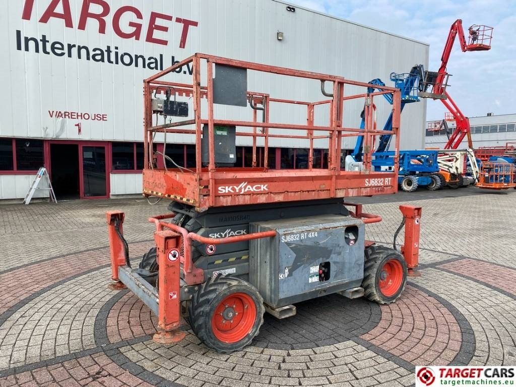SkyJack SJ6832 RT Diesel 4x4 Scissor Work Lift 1180cm - Кревач ножица: слика 1 SkyJack SJ6832 RT Diesel 4x4 Scissor Work Lift 1180cm - Кревач ножица: слика 1