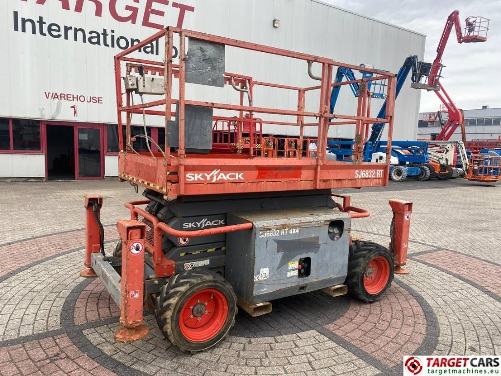 SkyJack SJ6832 RT Diesel 4x4 Scissor Work Lift 1180cm - Кревач ножица: слика 1 SkyJack SJ6832 RT Diesel 4x4 Scissor Work Lift 1180cm - Кревач ножица: слика 1