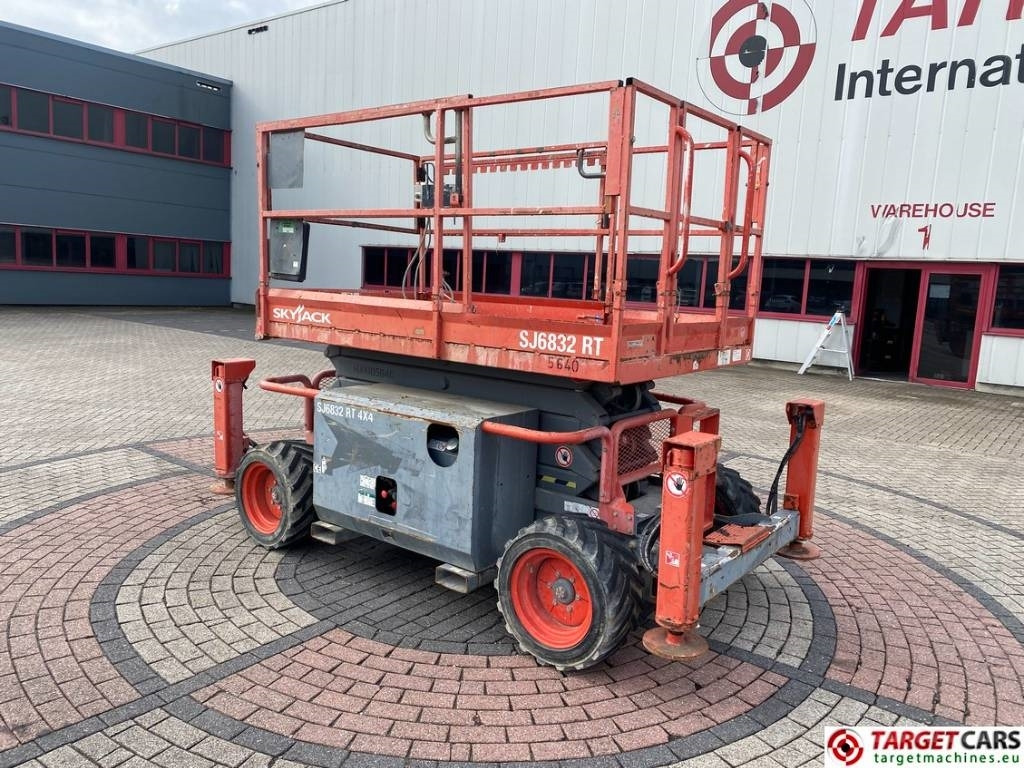 SkyJack SJ6832 RT Diesel 4x4 Scissor Work Lift 1180cm - Кревач ножица: слика 4 SkyJack SJ6832 RT Diesel 4x4 Scissor Work Lift 1180cm - Кревач ножица: слика 4