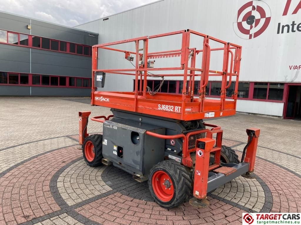 SkyJack SJ6832RT Diesel 4x4 Scissor 6832 Work Lift 1180cm - Кревач ножица: слика 4 SkyJack SJ6832RT Diesel 4x4 Scissor 6832 Work Lift 1180cm - Кревач ножица: слика 4
