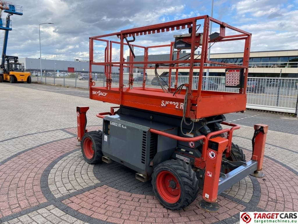 SkyJack SJ6832RT Diesel 4x4 Scissor 6832 Work Lift 1180cm - Кревач ножица: слика 2 SkyJack SJ6832RT Diesel 4x4 Scissor 6832 Work Lift 1180cm - Кревач ножица: слика 2
