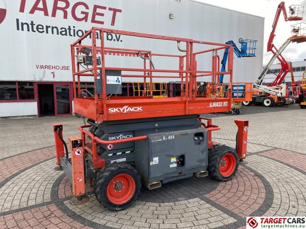 SkyJack SJ6832RT Diesel 4x4 Scissor 6832 Work Lift 1180cm - Кревач ножица: слика 1 SkyJack SJ6832RT Diesel 4x4 Scissor 6832 Work Lift 1180cm - Кревач ножица: слика 1