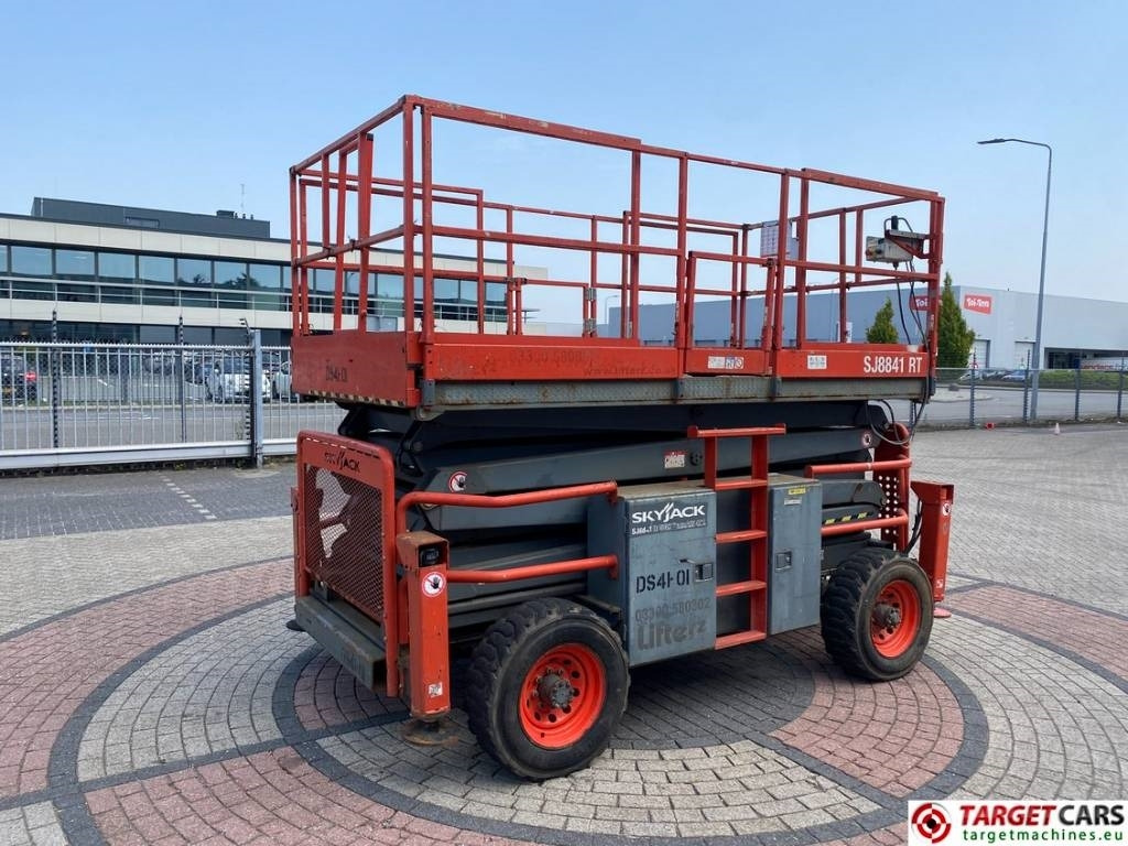 SkyJack SJ8841 RT Diesel 4x4 Scissor Work Lift 1430cm - Кревач ножица: слика 3 SkyJack SJ8841 RT Diesel 4x4 Scissor Work Lift 1430cm - Кревач ножица: слика 3
