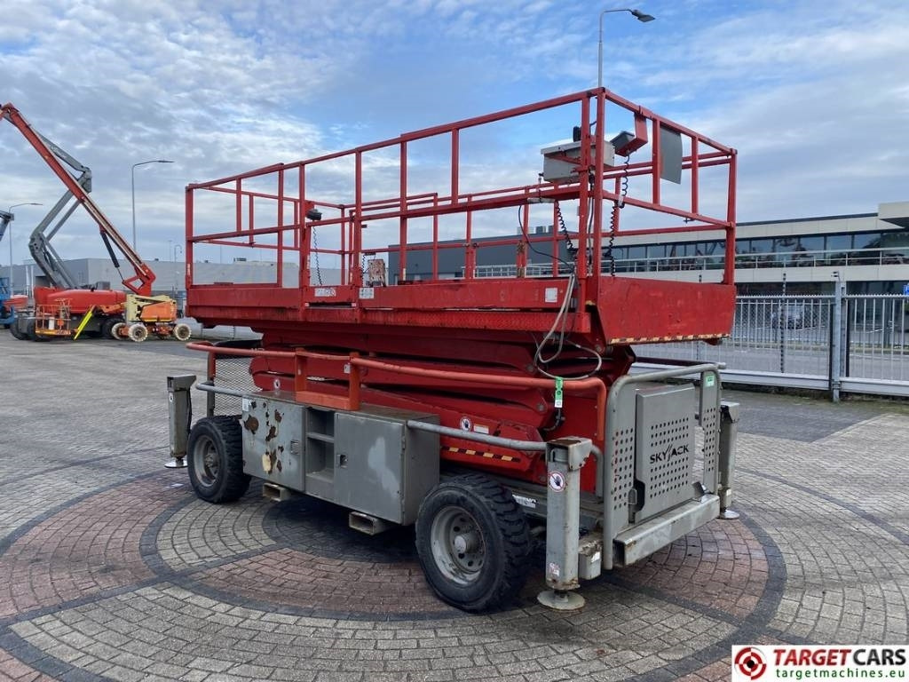 SkyJack SJ9241 RT Diesel 4x4 Scissor Work Lift 1450cm - Кревач ножица: слика 2 SkyJack SJ9241 RT Diesel 4x4 Scissor Work Lift 1450cm - Кревач ножица: слика 2