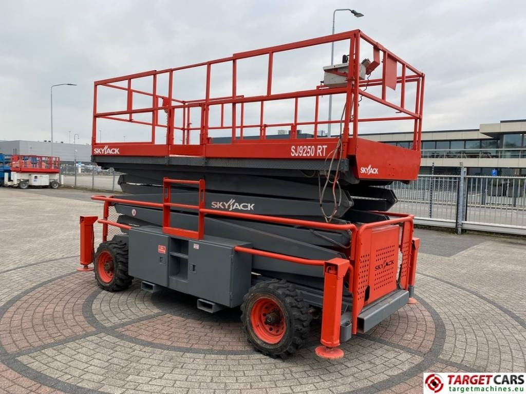 SkyJack SJ9250 RT Diesel Scissor Work Lift 1720cm - Кревач ножица: слика 2 SkyJack SJ9250 RT Diesel Scissor Work Lift 1720cm - Кревач ножица: слика 2