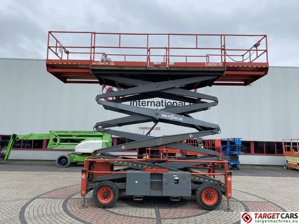 SkyJack SJ9250RT Diesel 4x4 Scissor Work Lift 1720cm  - Кревач ножица: слика 5 SkyJack SJ9250RT Diesel 4x4 Scissor Work Lift 1720cm  - Кревач ножица: слика 5