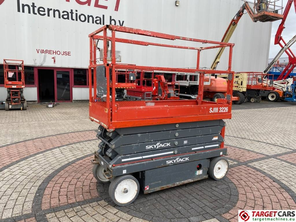 SkyJack SJIII-3226 Electric 3226 Scissor Work Lift 990cm  - Кревач ножица: слика 1 SkyJack SJIII-3226 Electric 3226 Scissor Work Lift 990cm  - Кревач ножица: слика 1