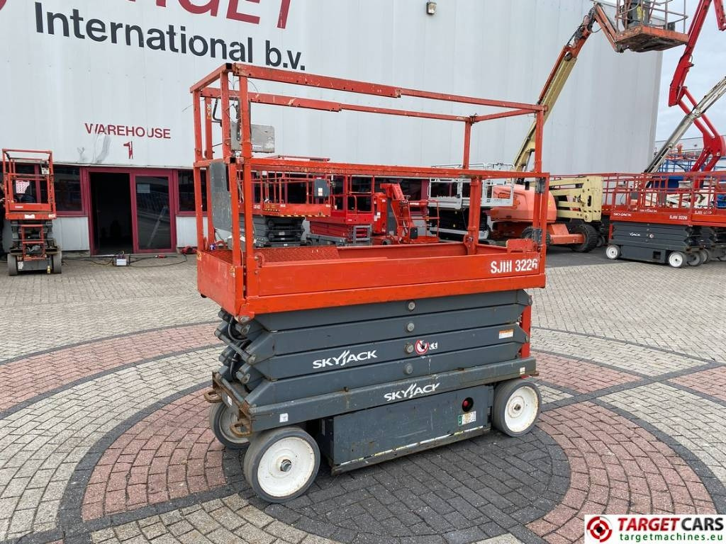 SkyJack SJIII-3226 Electric 3226 Scissor Work Lift 990cm  - Кревач ножица: слика 1 SkyJack SJIII-3226 Electric 3226 Scissor Work Lift 990cm  - Кревач ножица: слика 1