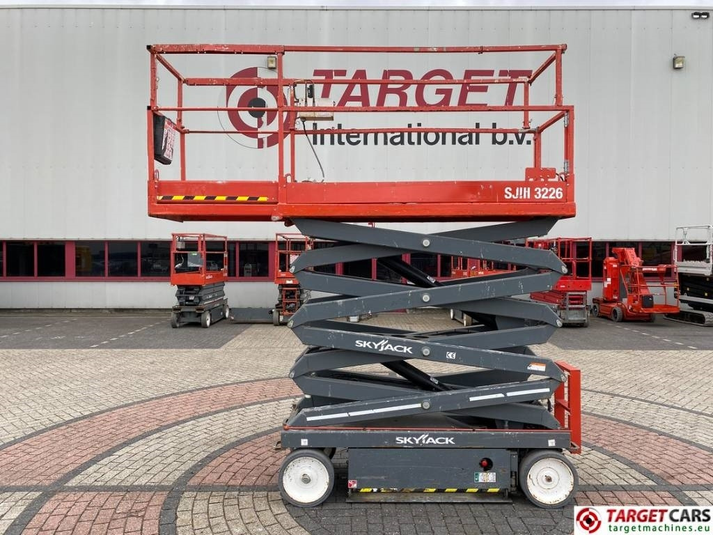 SkyJack SJIII-3226 Electric 3226 Scissor Work Lift 990cm  - Кревач ножица: слика 5 SkyJack SJIII-3226 Electric 3226 Scissor Work Lift 990cm  - Кревач ножица: слика 5