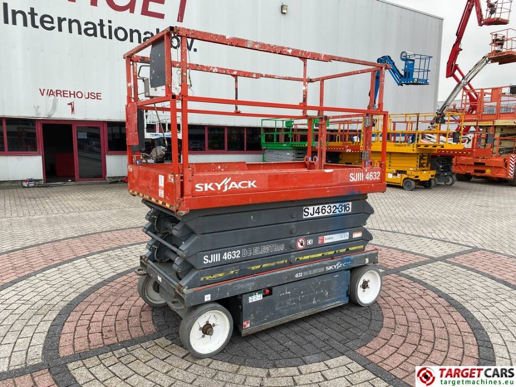 SkyJack SJIII-4632 Electric 4632 Scissor Work Lift 1170cm - Кревач ножица: слика 1 SkyJack SJIII-4632 Electric 4632 Scissor Work Lift 1170cm - Кревач ножица: слика 1