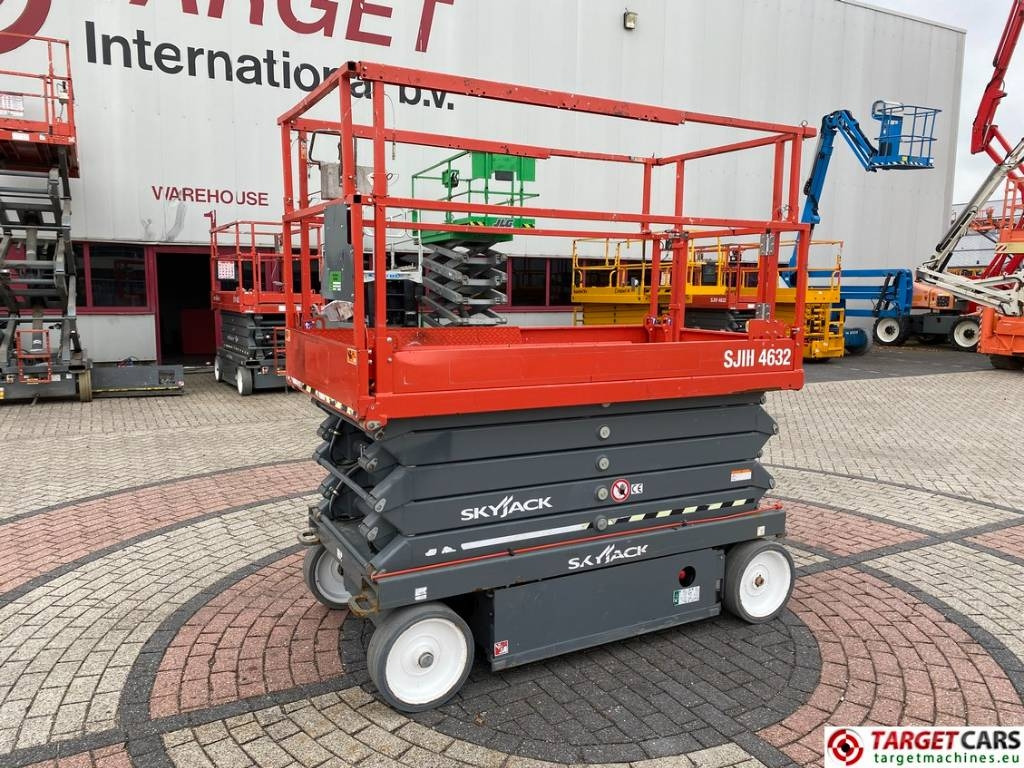 SkyJack SJIII-4632 Electric 4632 Scissor Work Lift 1170cm - Кревач ножица: слика 1 SkyJack SJIII-4632 Electric 4632 Scissor Work Lift 1170cm - Кревач ножица: слика 1