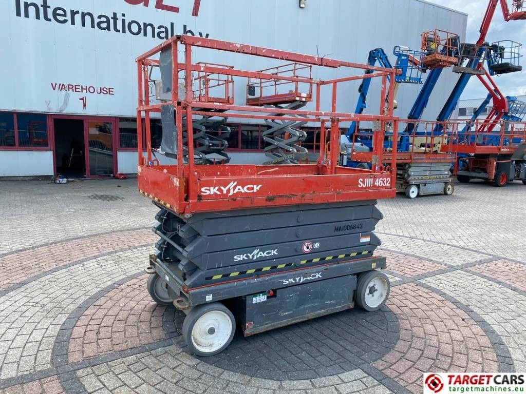 SkyJack SJIII-4632 Electric 4632 Scissor Work Lift 1170cm - Кревач ножица: слика 1 SkyJack SJIII-4632 Electric 4632 Scissor Work Lift 1170cm - Кревач ножица: слика 1