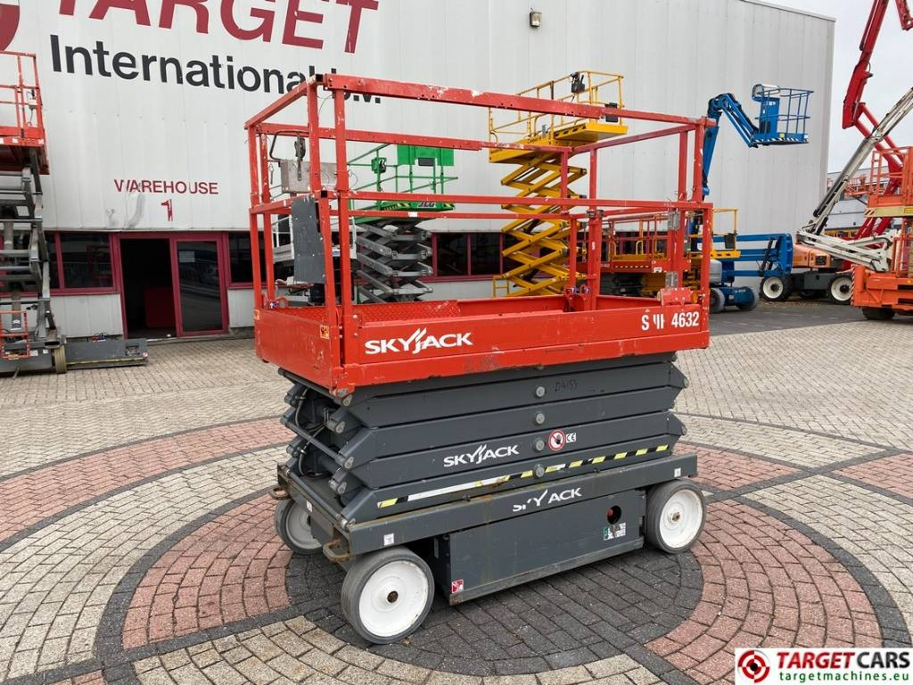 SkyJack SJIII-4632 Electric 4632 Scissor Work Lift 1170cm  - Кревач ножица: слика 1 SkyJack SJIII-4632 Electric 4632 Scissor Work Lift 1170cm  - Кревач ножица: слика 1