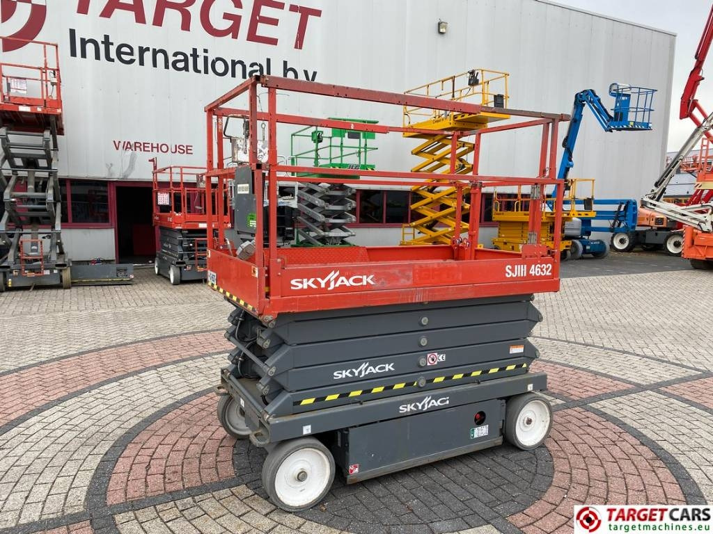 SkyJack SJIII-4632 Electric 4632 Scissor Work Lift 1170cm  - Кревач ножица: слика 1 SkyJack SJIII-4632 Electric 4632 Scissor Work Lift 1170cm  - Кревач ножица: слика 1