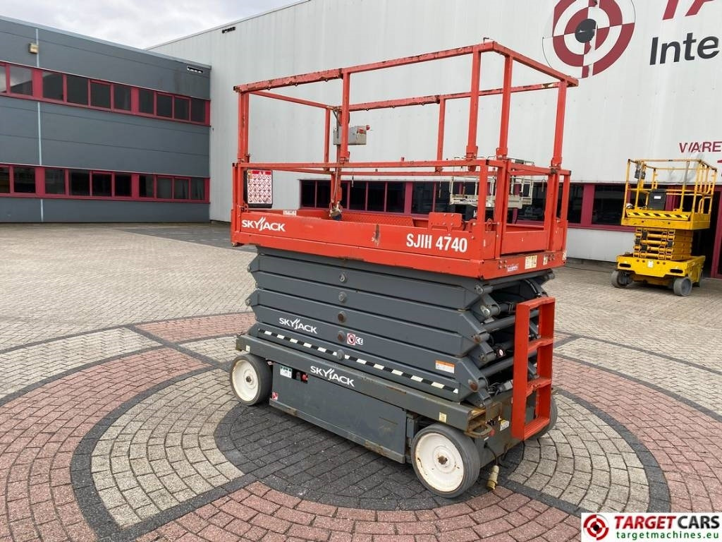 SkyJack SJIII-4740 Electric 4740 Scissor Work Lift 1380cm - Кревач ножица: слика 4 SkyJack SJIII-4740 Electric 4740 Scissor Work Lift 1380cm - Кревач ножица: слика 4