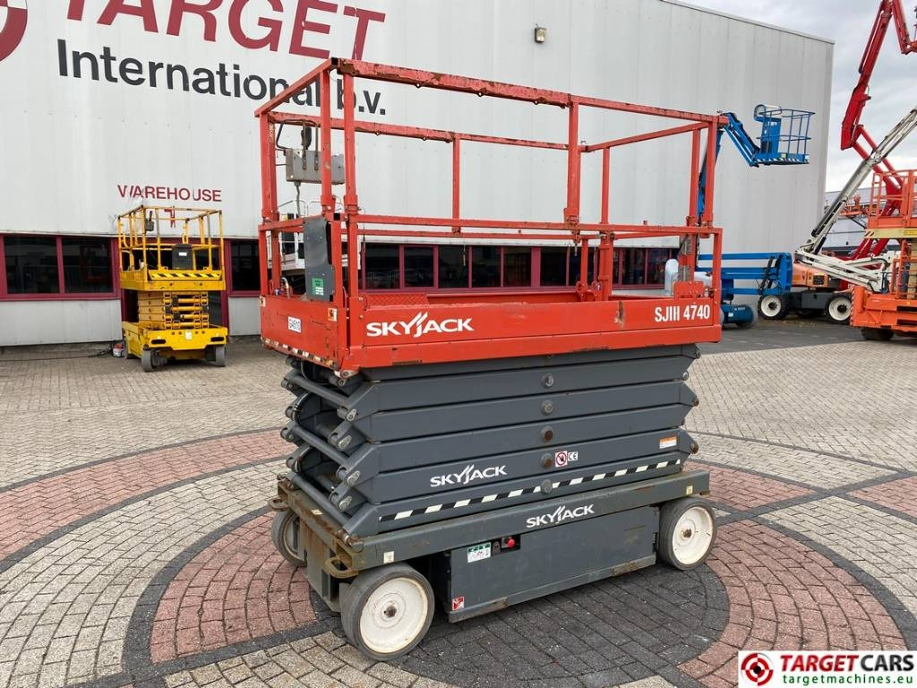 SkyJack SJIII-4740 Electric 4740 Scissor Work Lift 1380cm - Кревач ножица: слика 1 SkyJack SJIII-4740 Electric 4740 Scissor Work Lift 1380cm - Кревач ножица: слика 1
