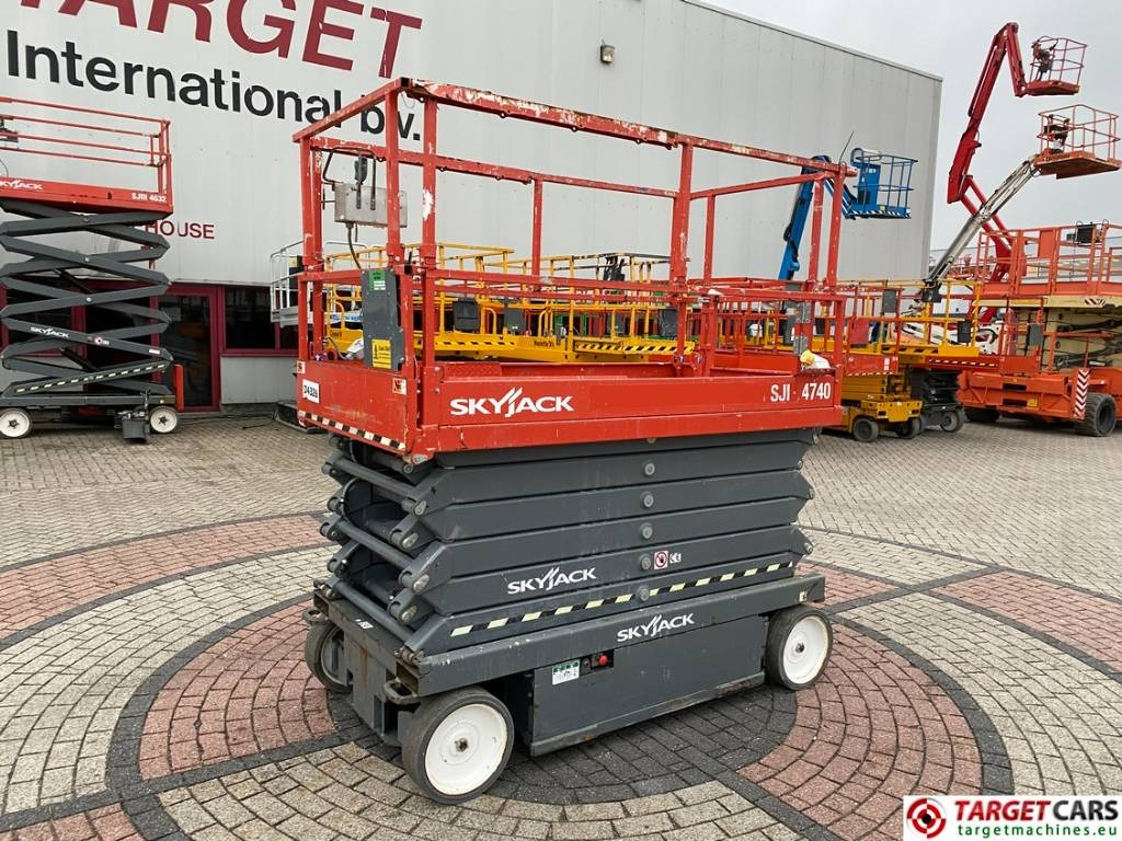 SkyJack SJIII-4740 Electric 4740 Scissor Work Lift 1380cm - Кревач ножица: слика 1 SkyJack SJIII-4740 Electric 4740 Scissor Work Lift 1380cm - Кревач ножица: слика 1