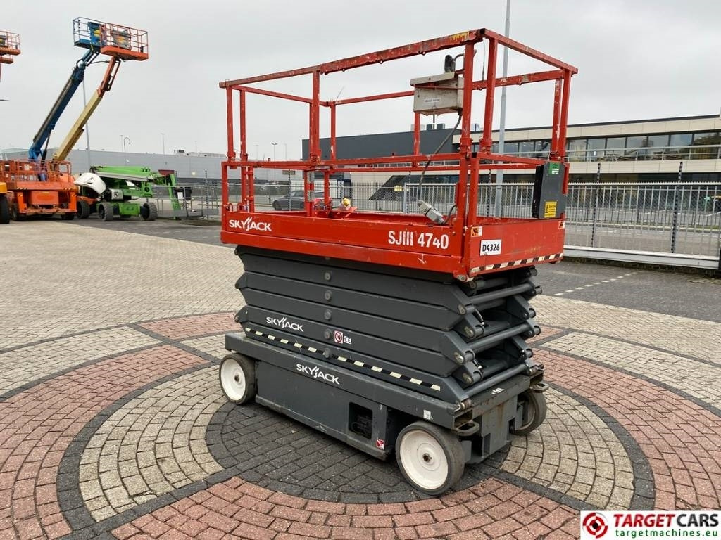 SkyJack SJIII-4740 Electric 4740 Scissor Work Lift 1380cm - Кревач ножица: слика 2 SkyJack SJIII-4740 Electric 4740 Scissor Work Lift 1380cm - Кревач ножица: слика 2
