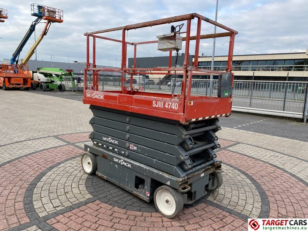 SkyJack SJIII-4740 Electric 4740 Scissor Work Lift 1380cm - Кревач ножица: слика 2 SkyJack SJIII-4740 Electric 4740 Scissor Work Lift 1380cm - Кревач ножица: слика 2