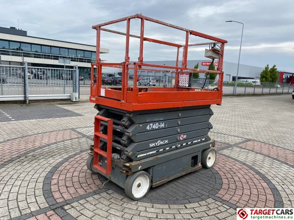 SkyJack SJIII-4740 Electric Scissor Work Lift 1380cm - Кревач ножица: слика 3 SkyJack SJIII-4740 Electric Scissor Work Lift 1380cm - Кревач ножица: слика 3