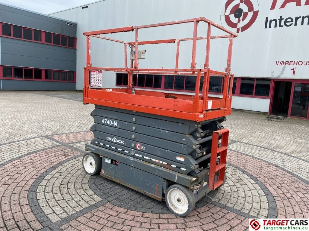 SkyJack SJIII-4740 Electric Scissor Work Lift 1380cm - Кревач ножица: слика 4 SkyJack SJIII-4740 Electric Scissor Work Lift 1380cm - Кревач ножица: слика 4