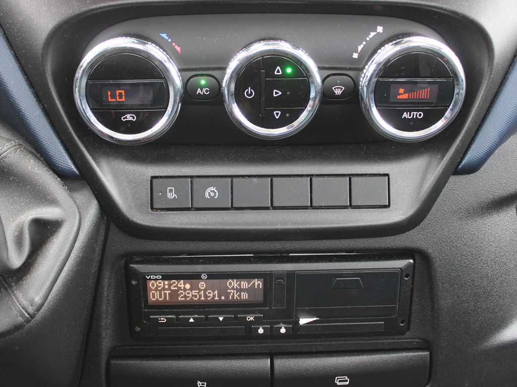 Камион за влечење Iveco 35S18, EURO 6, WINCH, DRIVES, TIRES 80%: слика 14