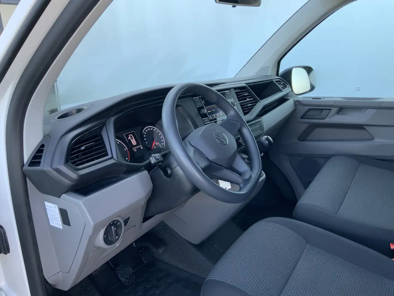 Volkswagen T6.1 Transporter 2.0 TDI L1H1 26 Economy Business Airco Cruise 3 Zi - Друга машина: слика 5 Volkswagen T6.1 Transporter 2.0 TDI L1H1 26 Economy Business Airco Cruise 3 Zi - Друга машина: слика 5