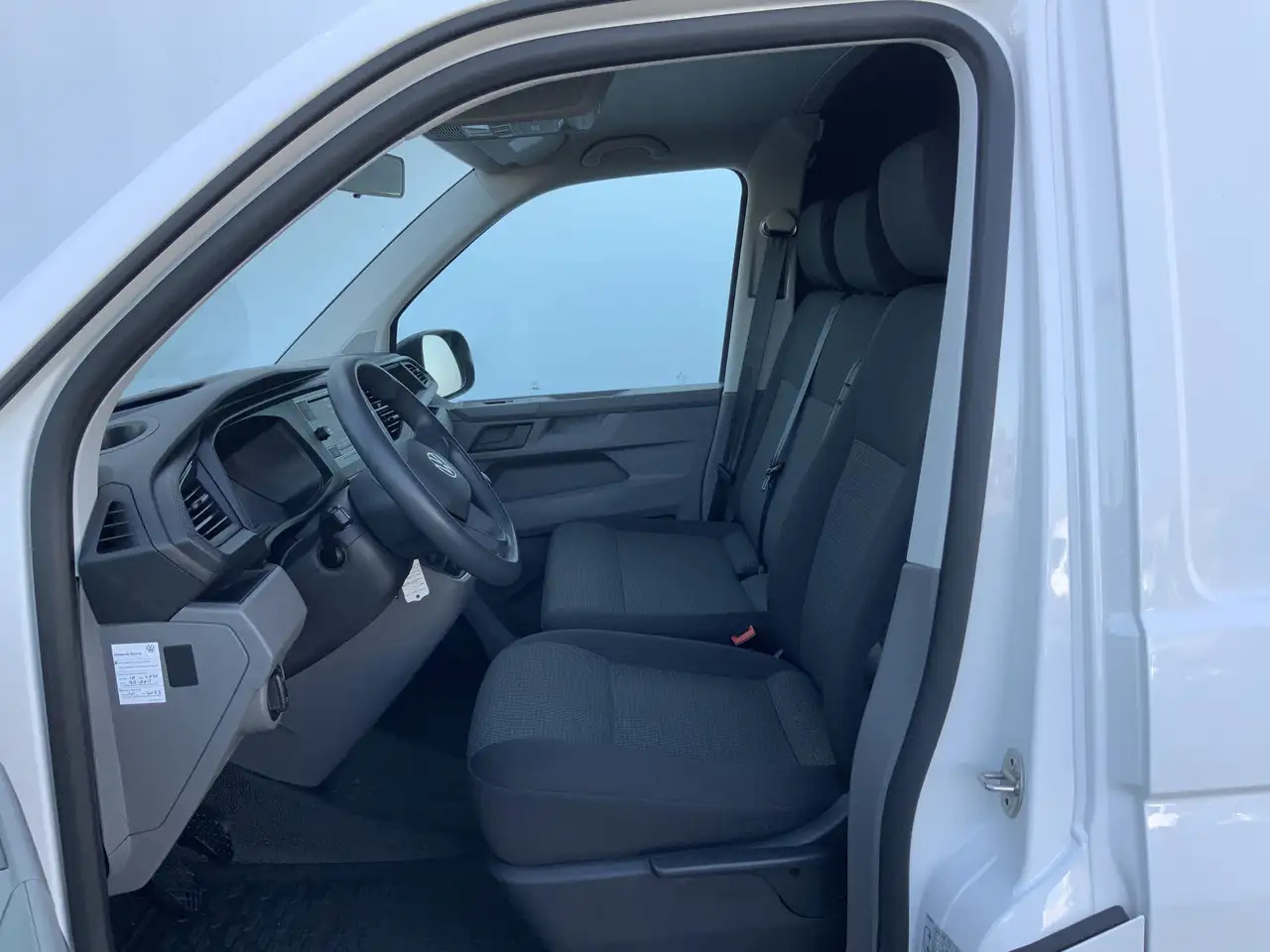 Volkswagen T6.1 Transporter 2.0 TDI L1H1 26 Economy Business Airco Cruise 3 Zi - Друга машина: слика 4 Volkswagen T6.1 Transporter 2.0 TDI L1H1 26 Economy Business Airco Cruise 3 Zi - Друга машина: слика 4