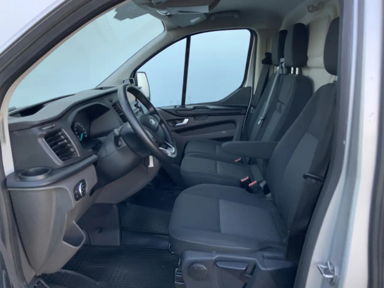 Ford Transit Custom 300 2.0 TDCI L1H1 Limited Airco Cruise Camera 3 Zi - Товарно комбе: слика 4 Ford Transit Custom 300 2.0 TDCI L1H1 Limited Airco Cruise Camera 3 Zi - Товарно комбе: слика 4