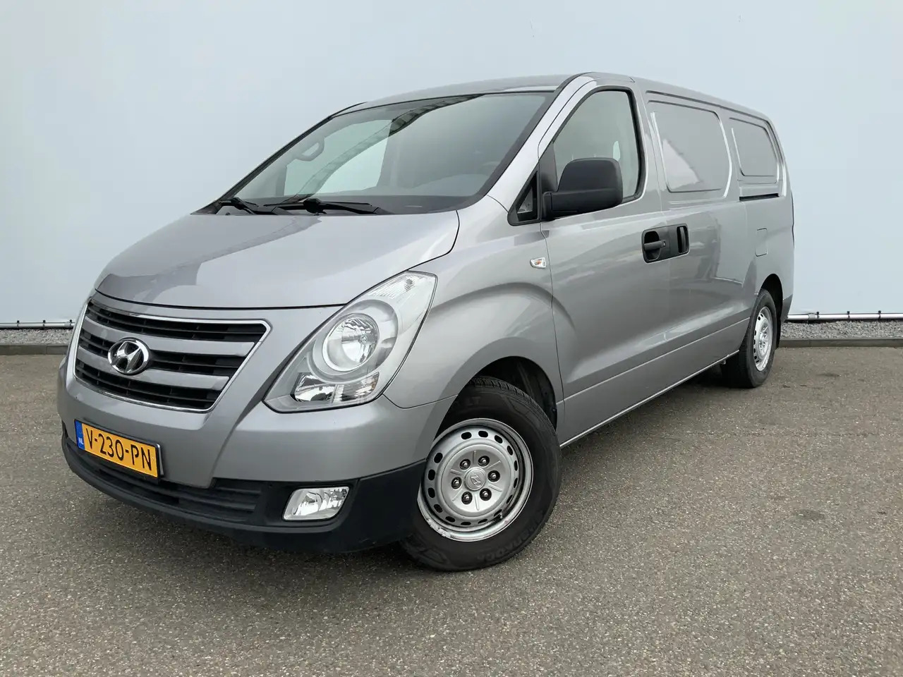 Hyundai H 300 2.5 CRDi Dynamic Airco Cruise 3 Zits Trekhaak 2300 - Товарно комбе: слика 1 Hyundai H 300 2.5 CRDi Dynamic Airco Cruise 3 Zits Trekhaak 2300 - Товарно комбе: слика 1