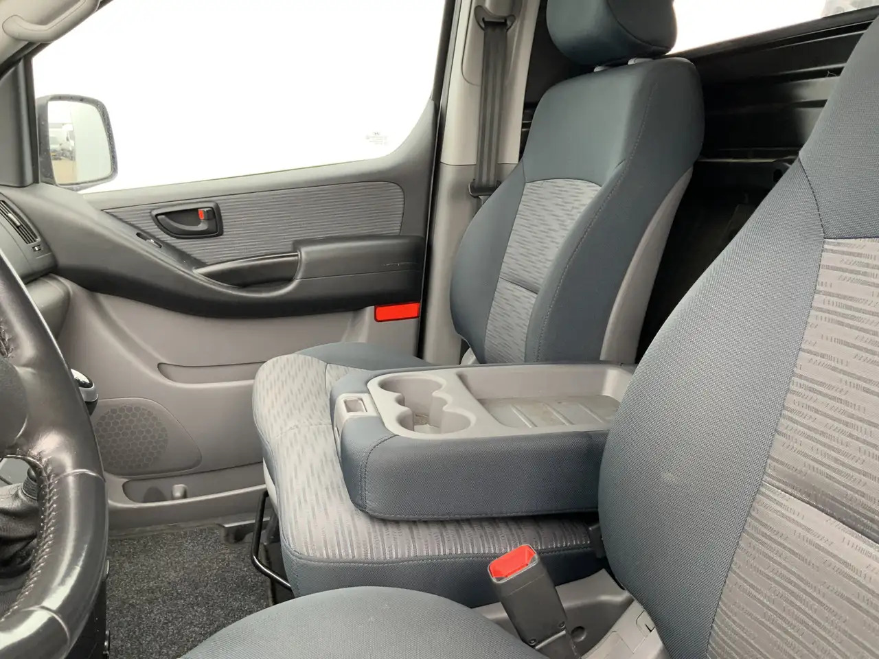 Hyundai H 300 2.5 CRDi Dynamic Airco Cruise 3 Zits Trekhaak 2300 - Товарно комбе: слика 4 Hyundai H 300 2.5 CRDi Dynamic Airco Cruise 3 Zits Trekhaak 2300 - Товарно комбе: слика 4
