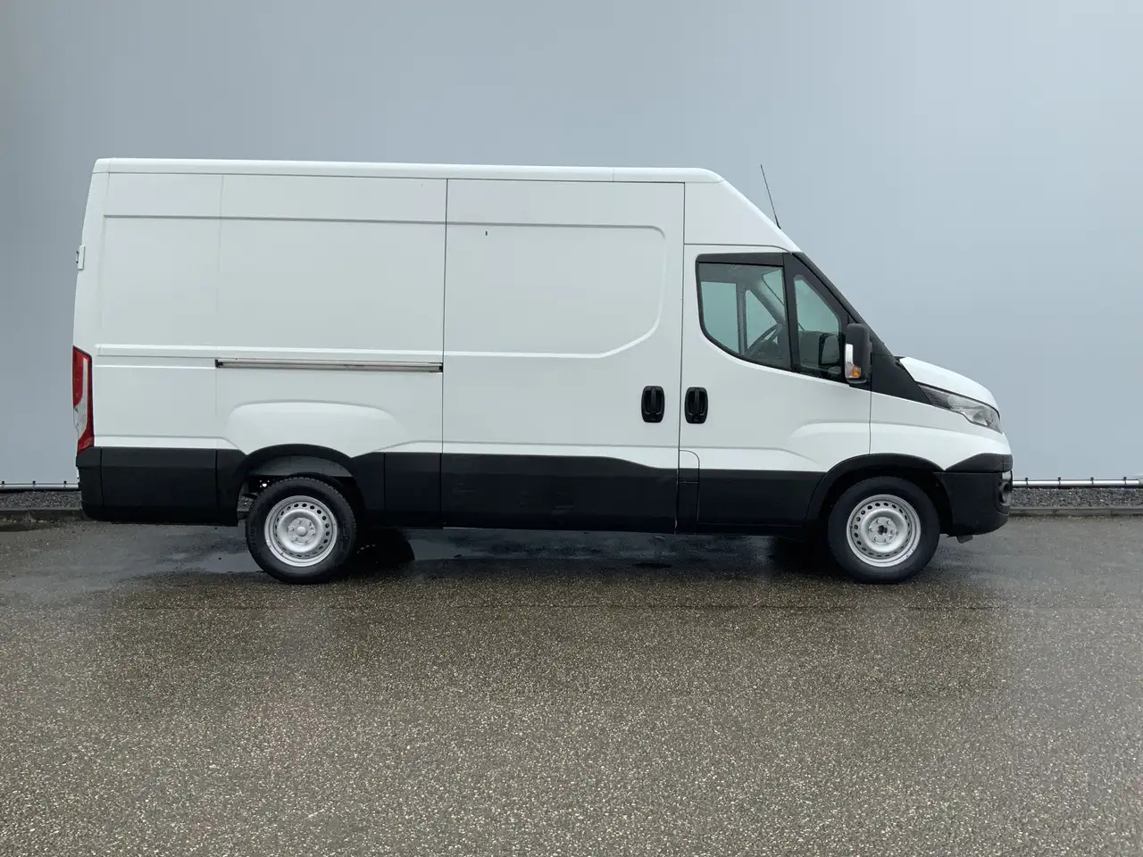 Iveco Daily 35S13V 2.3 352 H2 L3 Airco 3 Zits Opstap Euro 5 - Товарно комбе: слика 3 Iveco Daily 35S13V 2.3 352 H2 L3 Airco 3 Zits Opstap Euro 5 - Товарно комбе: слика 3
