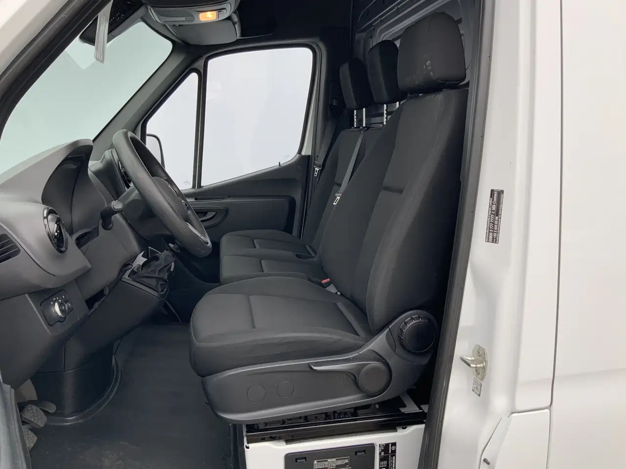 Mercedes-Benz Sprinter 314 2.2 CDI L2H2 Airco Camera Navi 3 Zits MBUX Sch - Товарно комбе: слика 4 Mercedes-Benz Sprinter 314 2.2 CDI L2H2 Airco Camera Navi 3 Zits MBUX Sch - Товарно комбе: слика 4