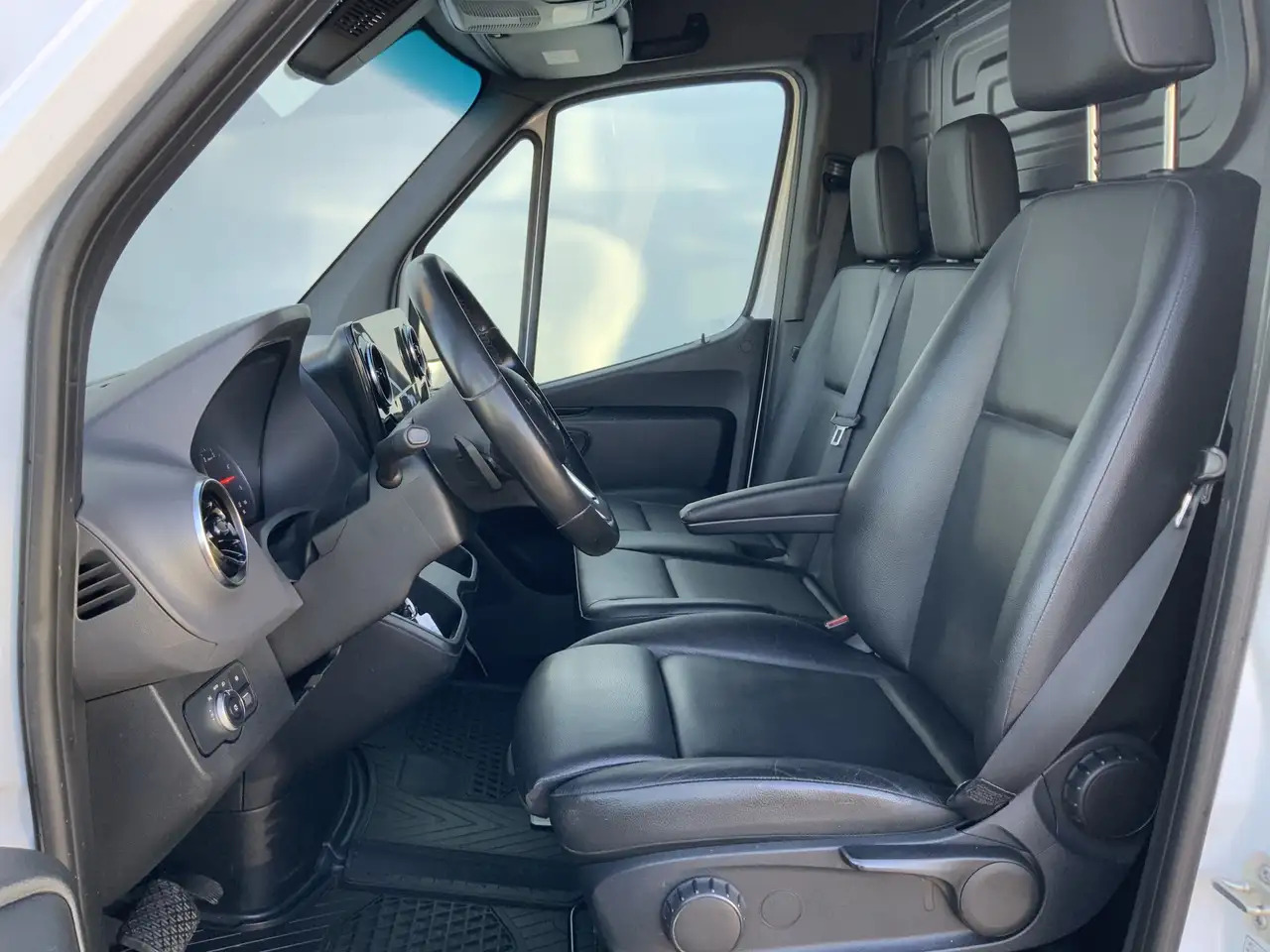 Mercedes-Benz Sprinter 319 3.0 CDI L2H2 Automaat 3 Zits Leer Airco Cruise - Товарно комбе: слика 4 Mercedes-Benz Sprinter 319 3.0 CDI L2H2 Automaat 3 Zits Leer Airco Cruise - Товарно комбе: слика 4