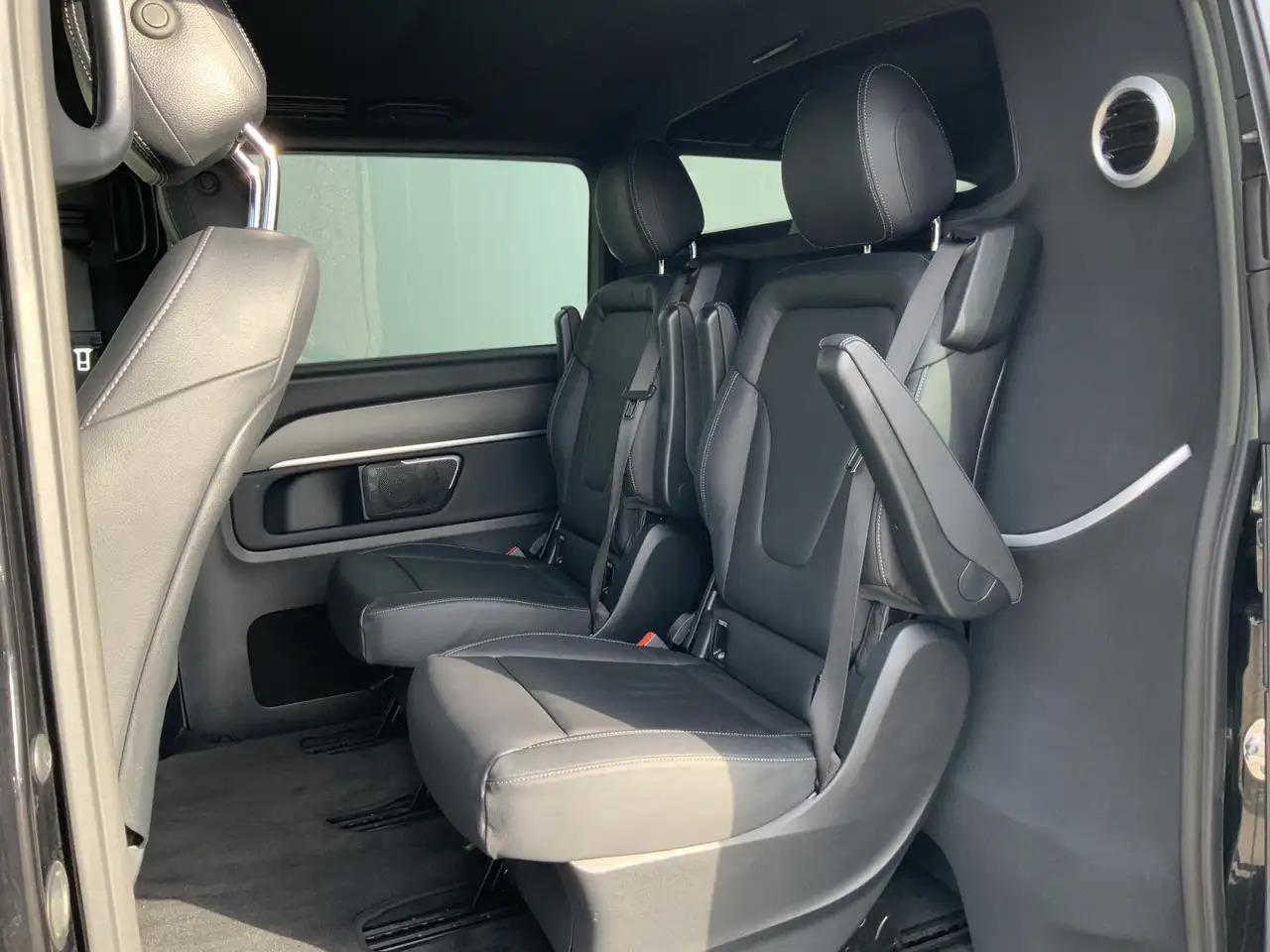 Mercedes-Benz V 300 300d Extra Lang Dub Cab Autom. Avantgarde Edition - Комби со двојна кабина: слика 3 Mercedes-Benz V 300 300d Extra Lang Dub Cab Autom. Avantgarde Edition - Комби со двојна кабина: слика 3