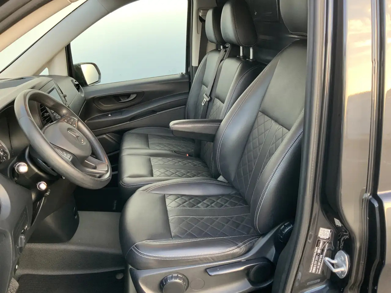Mercedes-Benz Vito 114 CDI L3 autom. 20 inch , Leer - Товарно комбе: слика 4 Mercedes-Benz Vito 114 CDI L3 autom. 20 inch , Leer - Товарно комбе: слика 4