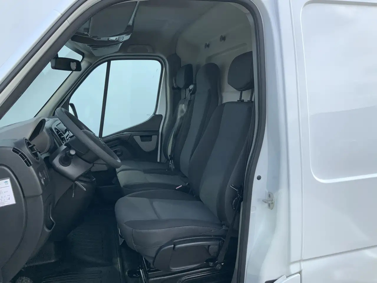 Nissan NV400 2.3 dCi L2H2 Optima L2H2 Airco Cruise Trekhaak 250 - Товарно комбе: слика 4 Nissan NV400 2.3 dCi L2H2 Optima L2H2 Airco Cruise Trekhaak 250 - Товарно комбе: слика 4