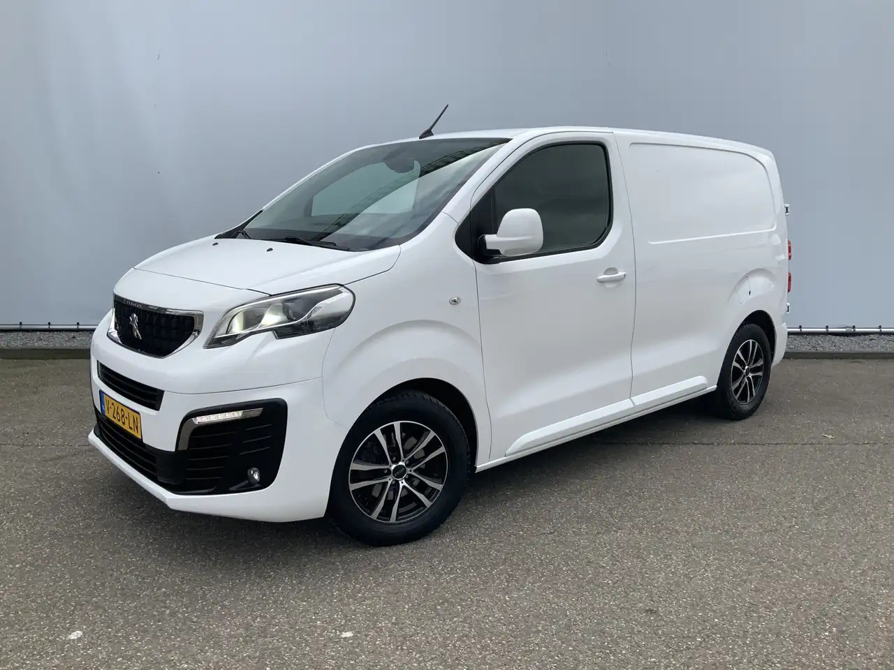 Peugeot Expert 227C 2.0 BlueHDI 150 Premium Pack Airco Cruise Cam - Товарно комбе: слика 1 Peugeot Expert 227C 2.0 BlueHDI 150 Premium Pack Airco Cruise Cam - Товарно комбе: слика 1