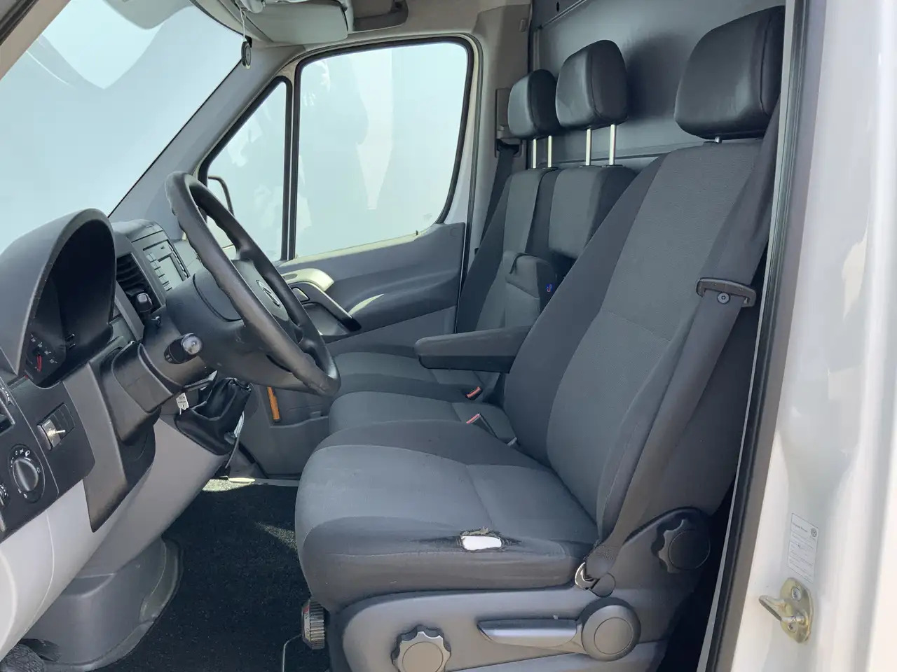 Volkswagen Crafter 35 2.0 TDI L1H1 Airco Cruise 3 Zits Trekhaak 2000 - Товарно комбе: слика 4 Volkswagen Crafter 35 2.0 TDI L1H1 Airco Cruise 3 Zits Trekhaak 2000 - Товарно комбе: слика 4