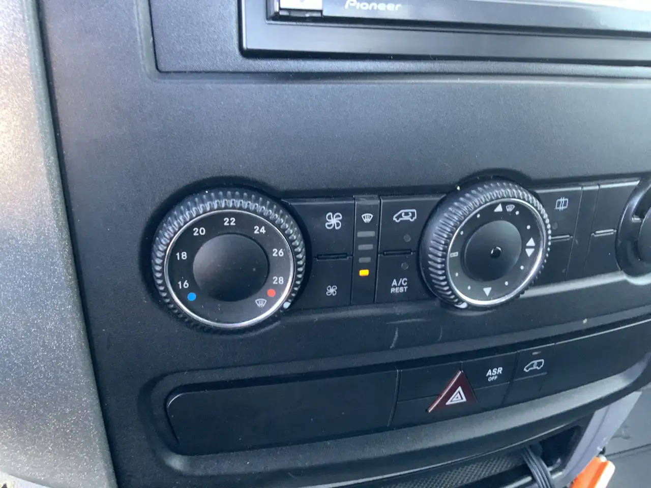 Volkswagen Crafter 50 2.0 TDI L2H1Pick Up Airco Cruise Trekhaak 3500 - Комбе со отворен сандак: слика 5 Volkswagen Crafter 50 2.0 TDI L2H1Pick Up Airco Cruise Trekhaak 3500 - Комбе со отворен сандак: слика 5